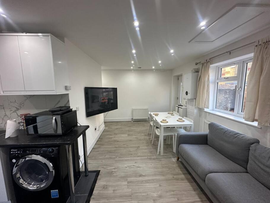2 Bedroom House,Brownhillrd Se6 Londen Buitenkant foto