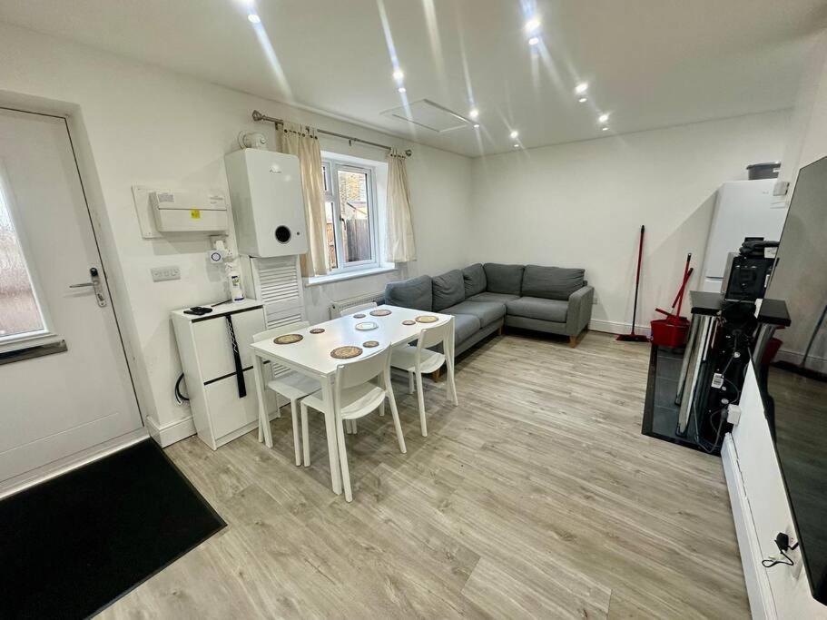 2 Bedroom House,Brownhillrd Se6 Londen Buitenkant foto